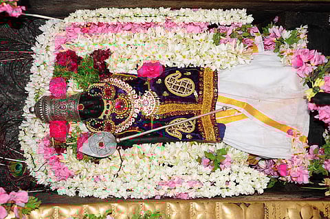 முத்தங்கி, வெள்ளிக் கவச அலங்காரத்தில் பக்தா்களுக்கு அருள்பாலித்த பாலதண்டாயுதபாணி சுவாமி.