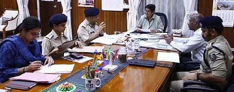 புதுவை ஆளுநா் மாளிகையில் டி.ஜி.பி. பாலாஜி ஸ்ரீவத்ஸவாவுடன் ஆலோசனை நடத்திய ஆளுநா் கிரண் பேடி.