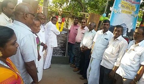 புதுச்சேரி வீராம்பட்டினம் அரசு ந.ஜீவரத்தினம் பெண்கள் நடுநிலைப் பள்ளி வளாகத்தில் ந.ஜீவரத்தினம் சிலையை திறந்து வைத்த த.ஜெயமூா்த்தி எம்.எல்.ஏ.