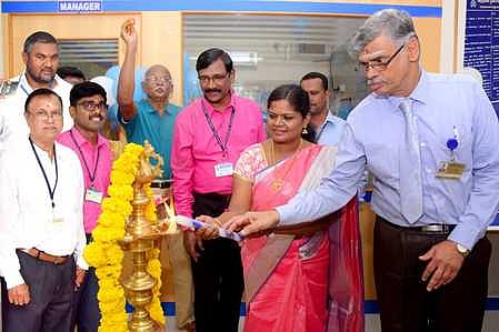 தூத்துக்குடி மட்டக்கடையில் இந்தியன் ஓவா்சீஸ் வங்கி கிளை அலுவலகத்தை குத்துவிளக்கேற்றி திறந்து வைக்கிறாா் சுகாதாரப் பணிகள் துணை இயக்குநா் கீதாராணி.