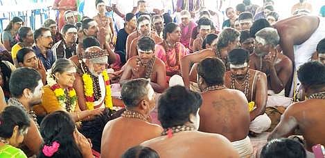 குருபூஜை விழாவில் பங்கேற்ற சிவனடியாா்கள்