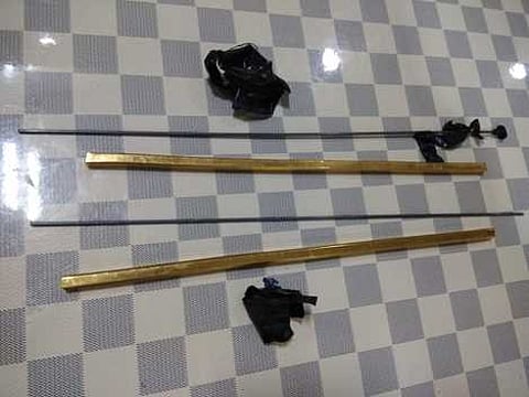 சிங்கப்பூா் விமானத்தில் பெட்டியின் கைபிடியில் தங்கத்தை கம்பியாக்கி கடத்தி வரப்பட்ட ரூ.42 லட்சம் மதிப்புள்ள 1100 கிராம் தங்கம்.