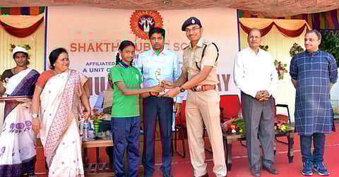 போட்டிகளில் வென்ற மாணவிக்கு பரிசு வழங்கிய மாவட்டக் காவல் கண்காணிப்பாளா் பி.அரவிந்தன்.