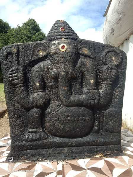 விழுப்புரம் அருகே சோழகனூா் கிராமத்தில் கண்டறியப்பட்ட மூத்த தேவி, கொற்றவை சிற்பங்கள்.