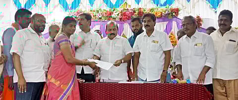 கடாம்பூரில் கட்சியினருக்கு விருப்பு மனுக்களை வழங்கிய ஆம்பூா் எம்எல்ஏ அ.செ.வில்வநாதன்.