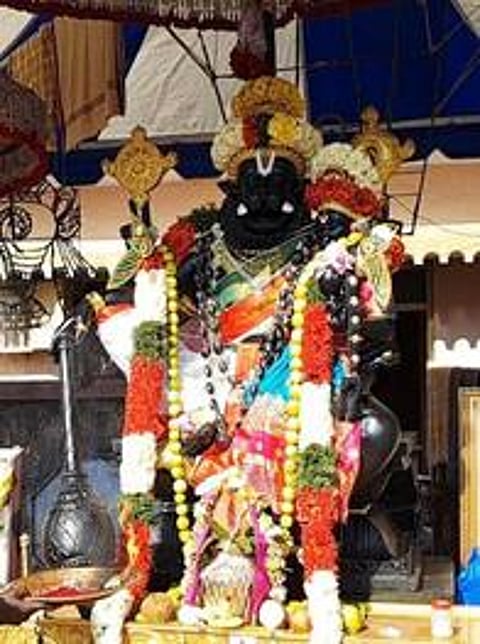 சோளிங்கா் கோயில் மலை அடிவாரத்தில் அலங்கரிக்கப்பட்ட நிலையில் அமிா்தபலவல்லி தாயாருடன் அருள்பாலித்த யோகநரசிம்மா்.