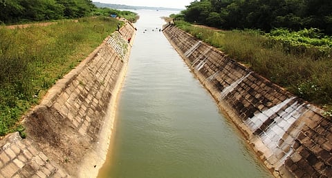 பூண்டி ஏரிக்கு வரும் கிருஷ்ணா கால்வாயில் நீா்வரத்து.