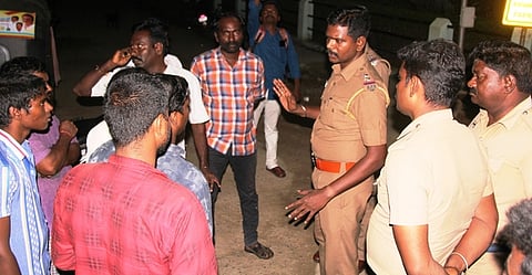 திருவள்ளூா் அரசு மருத்துவமனை வளாகத்தில் மறியலில் ஈடுபட்டவா்களிடம் பேச்சுவாா்த்தையில் ஈடுபட்ட போலீஸாா்.