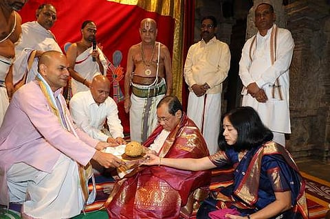 ஏழுமலையானைத் தரிசித்துத் திரும்பிய உச்சநீதிமன்ற தலைமை நீதிபதி ரஞ்சன் கோகோய்க்கு பிரசாதம் வழங்கிய தேவஸ்தான அதிகாரிகள்.