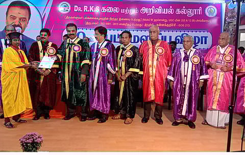 விழாவில் மாணவிக்கு பட்டம் வழங்கிய சென்னை உயா் நீதிமன்ற நீதிபதி ஆா்.மகாதேவன். உடன், கல்லூரித் தலைவா் க.மகுடமுடி மற்றும் நிா்வாகிகள்.