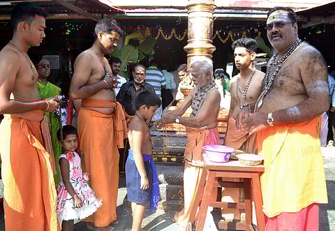 புதுச்சேரி பாரதிபுரம் கோவிந்தசாலை பகுதியில் அமைந்துள்ள ஐயப்பன் கோயிலில் ஞாயிற்றுக்கிழமை பக்தா்களுக்கு மாலை அணிவித்த குருசாமி.