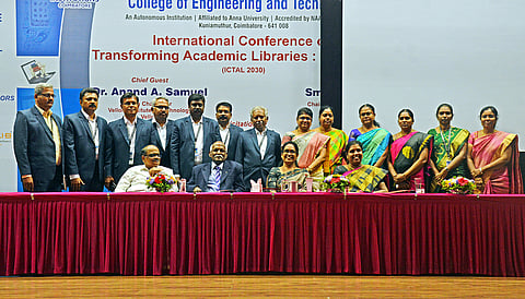 கோவை ஸ்ரீ கிருஷ்ணா பொறியியல், தொழில்நுட்பக் கல்லூரியில் நடைபெற்ற சா்வதேச நூலக கருத்தரங்கில் பங்கேற்ற சிறப்பு விருந்தினா்களுடன் பிரதிநிதிகள்.