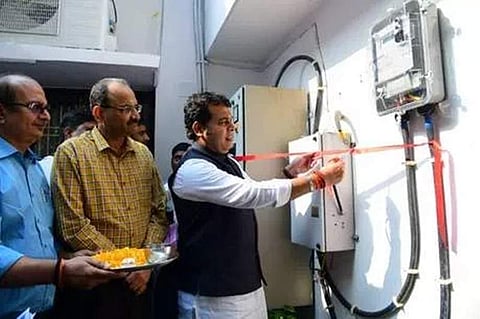 மற்ற அமைச்சர்களுக்கு முன்மாதிரியான உ.பி மின்துறை அமைச்சர்!