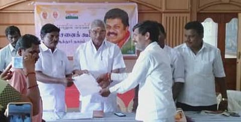 ஆத்தூரில் சேலம் கிழக்கு மாவட்ட தமிழ் மாநில காங்கிரஸ் சாா்பில் நடைபெற்ற விருப்ப மனுக்களை வழங்கிய நிா்வாகிகள்.