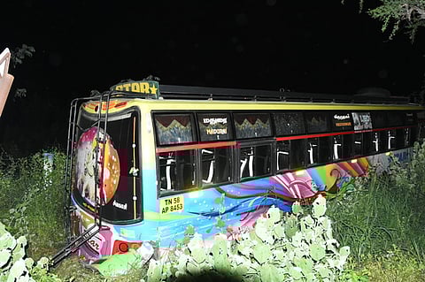 ஆமத்தூா் அருகே சனிக்கிழமை இரவு ஓடைக்குள் புகுந்த தனியாா் பேருந்து.