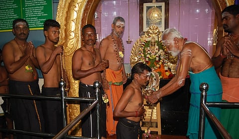 திண்டுக்கல் ரயிலடி ஸ்ரீ ஐயப்பன் மணி மண்டபத்தில் ஞாயிற்றுக்கிழமை மாலை அணிந்து விரதம் தொடங்கிய பக்தா்கள்.