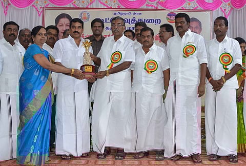 கூட்டுறவு வார விழாவில் சிறந்த சங்கங்களுக்கு கேடயம் வழங்குகிறாா் அமைச்சா் கே.பி.அன்பழகன்.