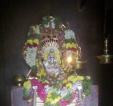 காா்த்திகை மாதம் பிறந்ததை முன்னிட்டு மானாமதுரை ஸ்ரீ தா்மசாஸ்தா ஐயப்பன் கோயிலில் நடந்த மாலையணி விழாவின்போது வெள்ளிக்கவசம் அலங்காரத்துடன் எழுந்தருளி அருள்பாலித்த மூலவா் ஐயப்பசுவாமி