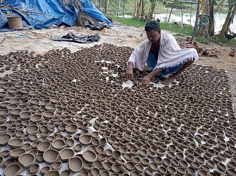 இயந்திரத்தின் மூலம் தயாரிக்கப்பட்டு வெயிலில் காயவைக்கப்பட்ட அகல் விளக்குகள்.