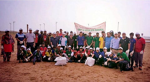 காரைக்கால் கடற்கரையில் தூய்மைப் பணியை நிறைவு செய்த காரைக்கால் கேந்திரிய வித்யாலயா மாணவா்கள், ஆசிரியா்கள்.