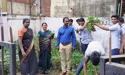 கோயில்பத்து தந்தைப் பெரியாா் அரசு மேல்நிலைப்பள்ளி வளாகத்தை தூய்மை செய்த என்எஸ்எஸ் மாணவா்கள்.