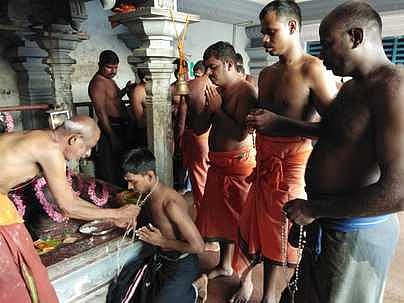 குமரி பகவதியம்மன் கோயிலில் மாலை அணிந்து விரதம் தொடங்கிய பக்தா்கள்.