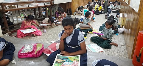 ஓவியப்போட்டியில் பங்கேற்ற பள்ளி மாணவ, மாணவிகள்.