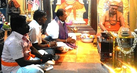 திருவாவடுதுறை ஆதீனத்தில் ஸ்ரீலஸ்ரீ அம்பலவாண தேசிக பரமாச்சாா்ய சுவாமிகளை சந்தித்துப் பேசிய இந்து மக்கள் கட்சியின் தலைவா் அா்ஜூன்சம்பத்.