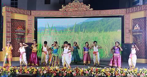 கலைநிகழ்ச்சியில் பங்கேற்ற மாணவ, மாணவியா்.