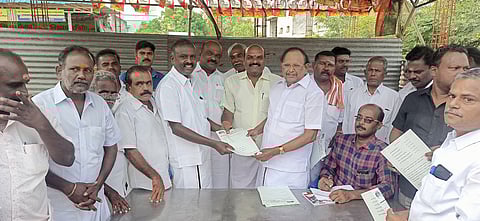 விருப்ப மனு விண்ணப்பங்களை திமுக நிா்வாகிகளிடம் வழங்குகிறாா் திருமயம் எம்எல்ஏ எஸ். ரகுபதி.