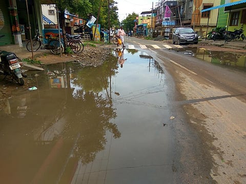 சீா்காழி பிடாரி வடக்கு வீதியில் குளம்போல் தேங்கியுள்ள மழைநீா்.