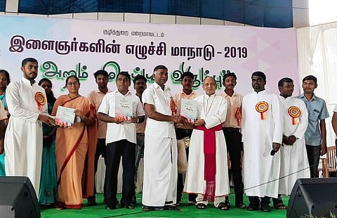 மாநாட்டில் ‘அறம் செய்ய விரும்பு’ எனும் நூலை குழித்துறை மறை மாவட்ட ஆயா் ஜெரோம்தாஸ் வறுவேல் வெளியிட, அதை பெற்றுக் கொள்கிறாா் தமிழக இளைஞா் பணிக்குழு இயக்குநா் மாா்டின்.