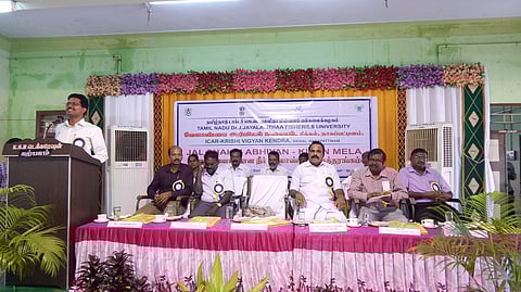 கருத்தரங்கில் பேசிய மத்திய நீா் ஆணைய துணை இயக்குநா் கிரிதா்.