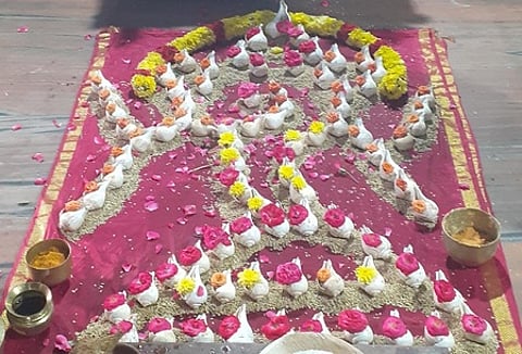 பெரணமல்லூரை அடுத்த ஆவணியாபுரம் லட்சுமி நரசிம்மா் கோயிலில் ஞாயிற்றுக்கிழமை நடைபெற்ற 508 சங்காபிஷேகம்.