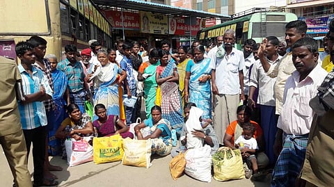 நகரப் பேருந்துகளை முறையாக இயக்கக் கோரி அண்ணா பேருந்து நிலையத்தில் மறியலில் ஈடுபட்ட கிராம மக்கள்.