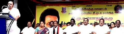 சங்ககிரியில் சனிக்கிழமை இரவு நடைபெற்ற திமுக பொதுக்குழு தீா்மான விளக்கப் பொதுக்கூட்டத்தில் பேசுகிறாா் அக்கட்சியின் சேலம் மேற்கு மாவட்டச் செயலா் எஸ்.ஆா்.சிவலிங்கம்.