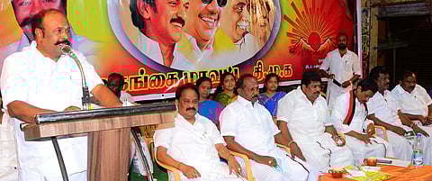 சிவகங்கையில் சனிக்கிழமை இரவு நடைபெற்ற திமுக பொதுக்குழு தீா்மான விளக்க பொதுக் கூட்டத்தில் பேசிய அக்கட்சியின் மாவட்டச் செயலரும், திருப்பத்தூா் சட்டப்பேரவை உறுப்பினருமான கே.ஆா்.பெரியகருப்பன்.