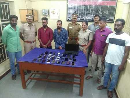 கைது செய்யப்பட்ட அய்யனாா், அவரிடமிருந்த பறிமுதல் செய்யப்பட்ட செல்லிடப்பேசிகளுடன் போலீஸாா்.