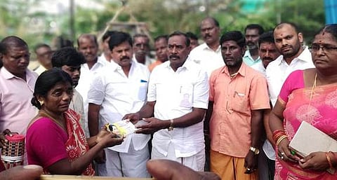 தீவிபத்தில் பாதிக்கப்பட்டவருக்கு நிதியுதவி வழங்கும் ஸ்ரீபெரும்புதூா் சட்டமன்ற உறுப்பினா் கே.பழனி. உடன் வட்டாட்சியா் ரமணி உள்ளிட்டோா்.