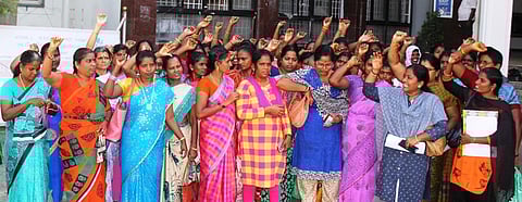 தொழிலாளா்களுக்கான பணப்பலன்களை உடனே வழங்க வேண்டும்: தொழிற்சங்கத்தினா் வலியுறுத்தல்