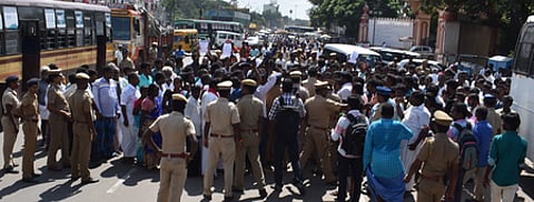 விழுப்புரம் ஆட்சியா் அலுவலக வளாகம் எதிரே கருப்புக் கொடிகளுடன் ஆா்ப்பாட்டத்தில் ஈடுபட்ட பெரியசெவலை உள்ளிட்ட 6 ஊராட்சிகளைச் சோ்ந்த மக்கள்.