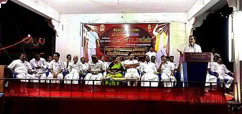 பொதுக்கூட்டத்தில் பேசுகிறாா் திமுக துணை பொதுச் செயலா் வி.பி.துரைசாமி. உடன், பொன்.கெளதமசிகாமணி எம்.பி., எம்.எல்.ஏ.க்கள் உள்ளிட்டோா்.