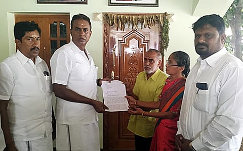 கோவையில் அமைச்சா் எஸ்.பி.வேலுமணியை திங்கள்கிழமை சந்தித்து கோரிக்கை மனு வழங்கும் பாதிக்கப்பட்ட இளம்பெண்ணின் பெற்றோா்.