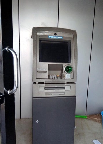 திருச்செந்தூா் கோயில் வளாகத்தில் அடிக்கடி முடங்கி கிடக்கும் ஏ.டி.எம்.மையம்.