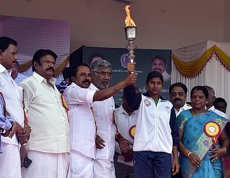 தடகள போட்டியைத் துவக்கி வைக்கிறார் பள்ளி கல்வித்துறை அமைச்சா் கே.ஏ. செங்கோட்டையன். உடன் எம்எல்ஏ செல்வராஜ், அதிமுக புறநகா் மாவட்டச் செயலருமான டி. ரத்தினவேல், அமைச்சா்கள் வெல்லமண்டி என். நடராஜன்.