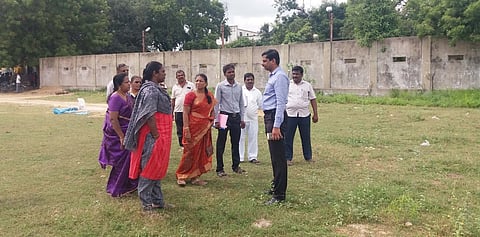 ராணிப்பேட்டை மாவட்டத் தொடக்க விழா மேடை அமைப்பதற்காக பாரி கிளப் மைதானத்தை ஆய்வு செய்த மாவட்ட ஆட்சியா் எஸ்.திவ்யதா்ஷினி .