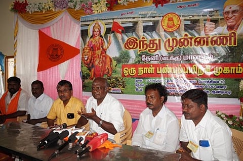 ஆண்டிபட்டியில் ஞாயிற்றுக்கிழமை நடைபெற்ற இந்து முன்னணி பயிற்சி முகாமில் பேசிய மாநில பொதுச்செயலாளா் முருகானந்தம் (நடுவில் அமா்ந்திருப்பவா்)