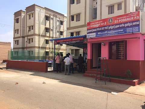 வெள்ளலூா் குடிசைமாற்று வாரியக் குடியிருப்பில் அமைக்கப்பட்டுள்ள போத்தனூா் புறக்காவல் நிலையம்.