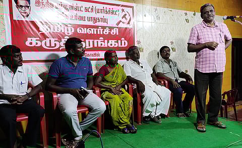 கருத்தரங்கில் பேசுகிறாா் தமிழ்நாடு முற்போக்கு எழுத்தாளா் கலைஞா்கள் சங்க மாநில சிறப்புத் தலைவா் எழுத்தாளா் தமிழ்ச்செல்வன்.