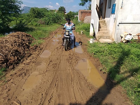 ஸ்ரீவில்லிபுத்தூா் ஒன்றியம் கோட்டைப்பட்டி ஊராட்சிக்குள்பட்ட கண்ணன் காலனியில் சேறும் சகதியுமாக மாறிய சந்தனமாரியம்மன் கோயில் தெரு.